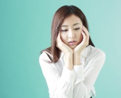 何を着ても似合わないと悩む40代女性－イメージ