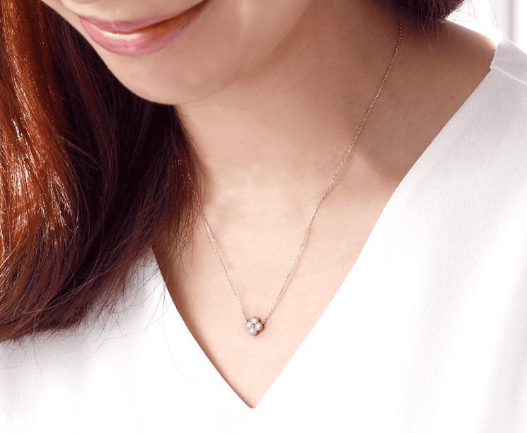 BIZOUXのフラワーモチーフダイヤモンドネックレス装着イメージ