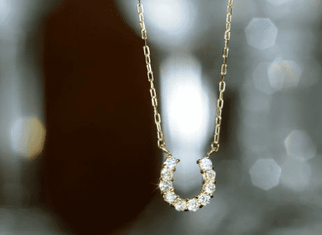 幸運を受け止める馬蹄のダイアモンドネックレス